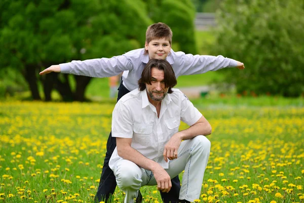 Baba ve oğul yaz parkında. — Stok fotoğraf