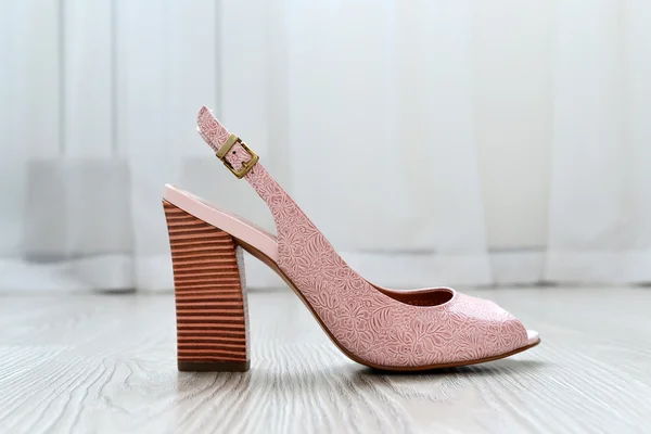 Sapatos de mulher bonita no chão — Fotografia de Stock
