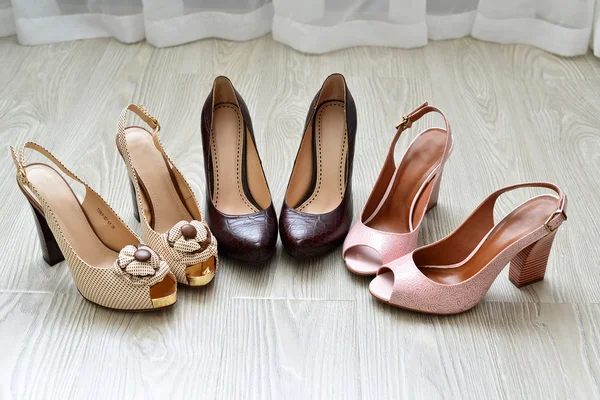 아름다운 여인의 신발이 바닥에 있다 — 스톡 사진