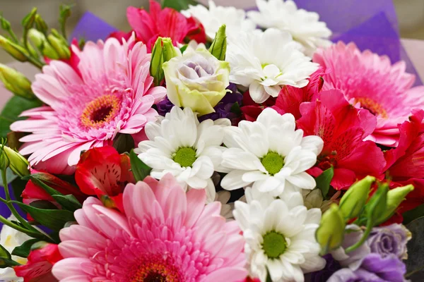 Bouquet de fleurs avec un gerbera — Photo