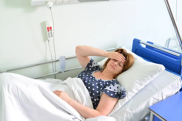 Paciente do sexo feminino com cefaleia no leito em enfermaria hospitalar — Fotografia de Stock