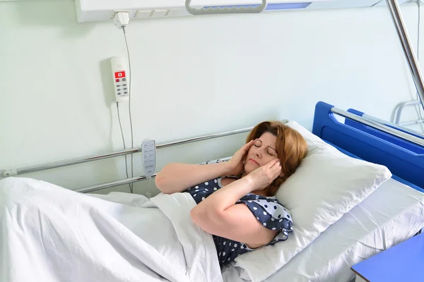 Жінка-пацієнтка лежить на ліжку в лікарняному палаті — стокове фото