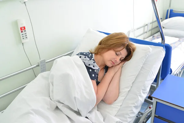 Θηλυκός ασθενής, ξαπλωμένος στο κρεβάτι στο νοσοκομείο ward — Φωτογραφία Αρχείου