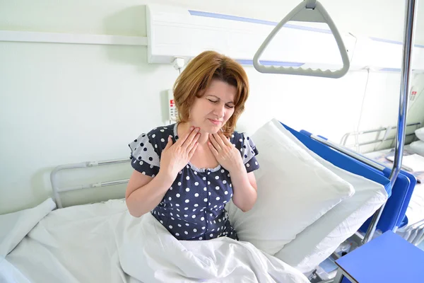 Θηλυκός ασθενής με στηθάγχη σε κρεβάτι σε νοσοκομείο ward — Φωτογραφία Αρχείου