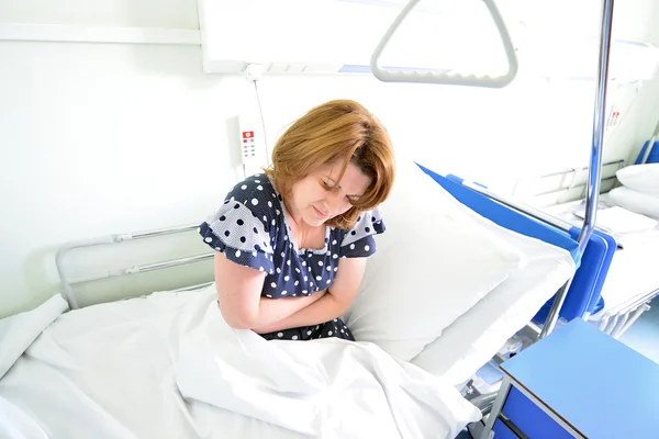 Female patient with abdominal pain on  bed in hospital ward — Stock Photo, Image