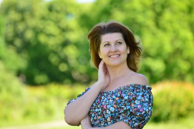 yetişkin zarif kadın niteliğine 