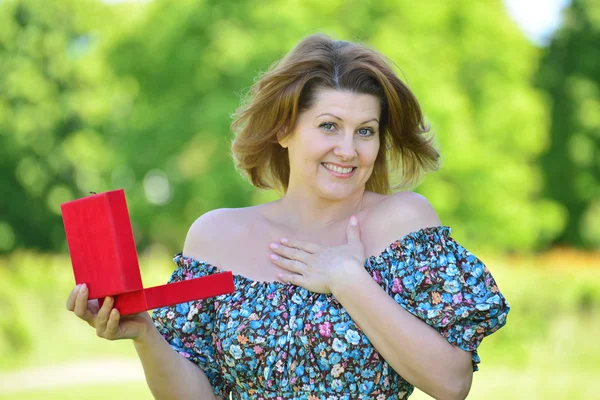 Wanita manis dengan hadiah di taman musim panas — Stok Foto