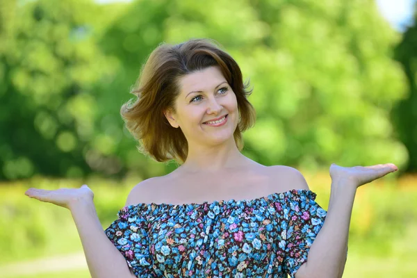 Adulto elegante mujer en la naturaleza — Foto de Stock