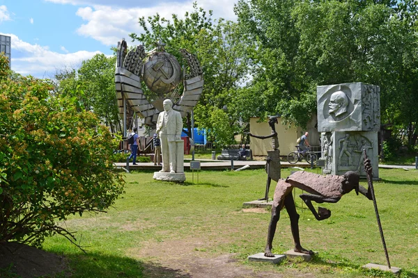 Moscow, Russia, May, 12,2015, Muzeon Park in the center of the city,  place of walks and sculptures since the Soviet Union and contemporary — Stock Photo, Image
