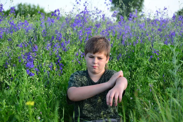 Tiener jongen met allergieën in bloei kruiden — Stockfoto