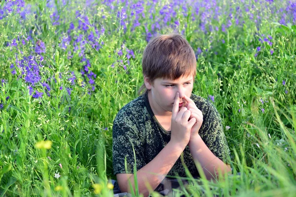 Genç çocuk alerji çiçekli otlar ile — Stok fotoğraf