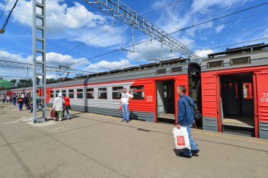 Moskova, Rusya - 17.06.2015. Büyük bir Rus taşıyıcı Leningrad istasyonunda Rus Demiryolları tren. Yılda 1 milyondan fazla yolcu taşıma