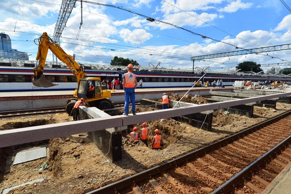 MOSCA, RUSSIA 17.06.2015. Ricostruzione della ferrovia alla stazione di Leningrado . — Foto Stock