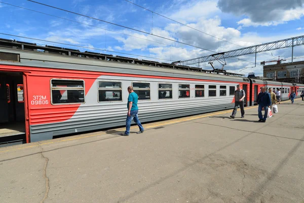 모스크바, 러시아-17.06.2015입니다. 큰 러시아 캐리어 레닌그라드 역에서 러시아 철도 기차. 년에서 1 백만 이상의 승객을 수송 — 스톡 사진