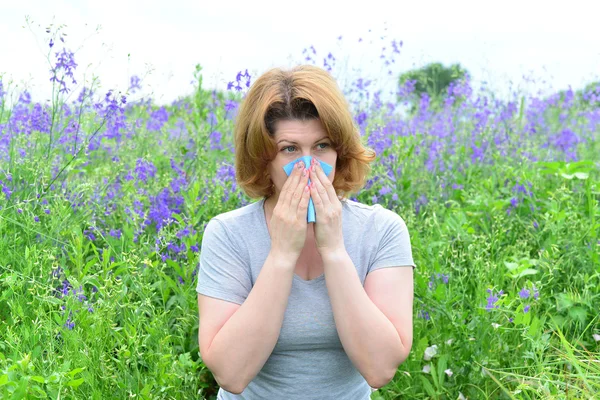 Erwachsene Frau mit Allergien auf der Wiese — Stockfoto