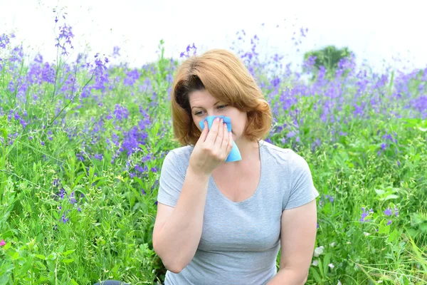 Felnőtt nő az allergiások, a réten — Stock Fotó