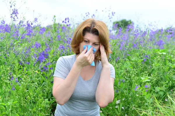 Erwachsene Frau mit Allergien auf der Wiese — Stockfoto