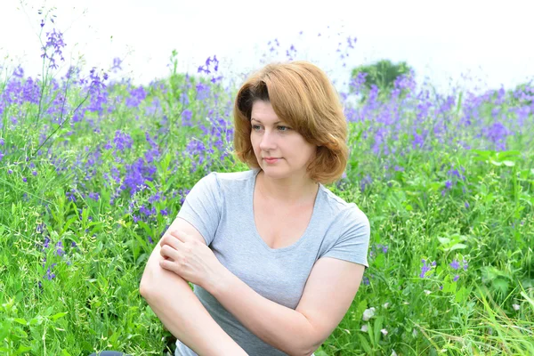 Adult woman with neurodermatitis on the Meadow — Stock Photo, Image