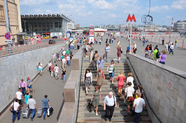 MOSCOW, RUSSIA - 15.06.2015. Entrance to the Kurskaya metro station near  Kursk railway station — Stock Photo, Image