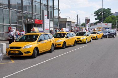 Moskova, Rusya - 15.06.2015. kursk tren istasyonu yakınında birkaç sarı taksiler