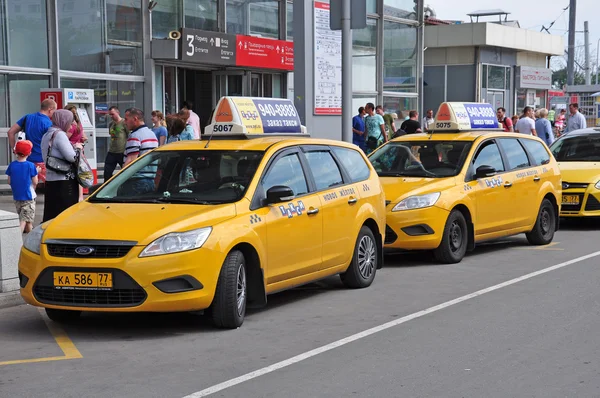 Moskva, Rusko - 15.06.2015. několik žluté taxi poblíž vlakového nádraží — Stock fotografie