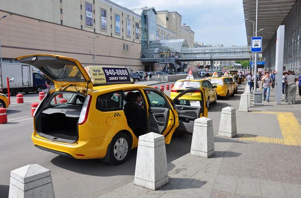 МОСКВА, РОССИЯ - 15.06.2015. Несколько жёлтых такси возле железнодорожного вокзала Курска — стоковое фото