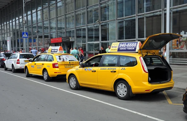 MOSCOU, RUSSIE - 15.06.2015. Plusieurs taxis jaunes près de la gare de Kursk — Photo