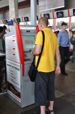 Moskova, Rusya - 15.06.2015. Kursk tren istasyonu iç. Terminal aracılığıyla bir tren bileti satın alma