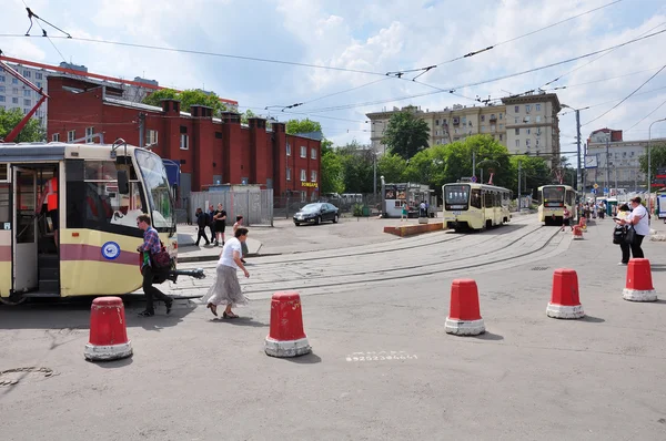 MOSCOW, RÚSSIA - 15.06.2015. O eléctrico anda sobre carris. Todos os dias ir em uma cidade 1.000 bondes — Fotografia de Stock