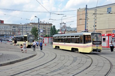 Moskova, Rusya - 15.06.2015. Tramvay ile rayda gidiyor. Her gün bir şehir 1.000 tramvaylar git
