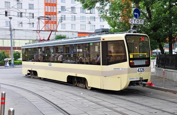 MOSCOW, RUSSIA 15.06.2015 (dalam bahasa Inggris). Trem naik di rel. Setiap hari pergi di kota 1.000 trem — Stok Foto