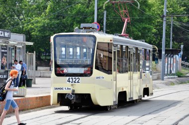 Moskova, Rusya - 15.06.2015. Tramvay ile rayda gidiyor. Her gün bir şehir 1.000 tramvaylar git
