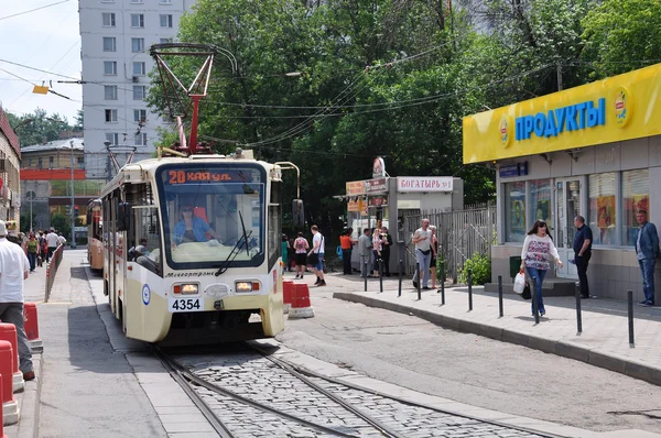 MOSCÚ, RUSIA - 15.06.2015. El tranvía viaja sobre raíles. Todos los días ir en una ciudad 1.000 tranvías — Foto de Stock
