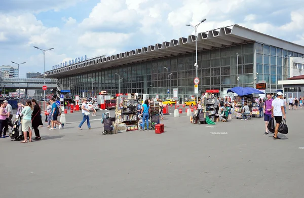 Moscow, Rusland - 15.06.2015. Het gebied tegenover het Kursk station. Rzd In het jaar die meer dan 1 miljoen passagiers vervoeren — Stockfoto