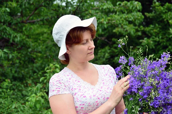 Femme avec un bouquet de fleurs sauvages En plein air — Photo