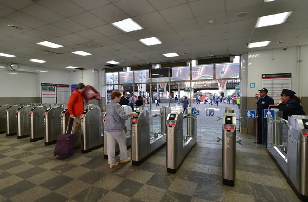 MOSCÚ, RUSIA - 17.06.2015. Torniquetes en la entrada del tren de cercanías en la estación de Kursk —  Fotos de Stock