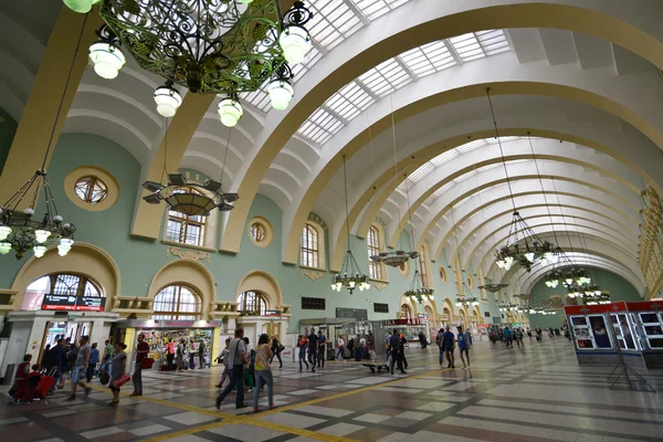 Moskva, Ryssland - 17.06.2015. Inredningen i Kazansky järnvägsstation. Byggdes 1862. — Stockfoto