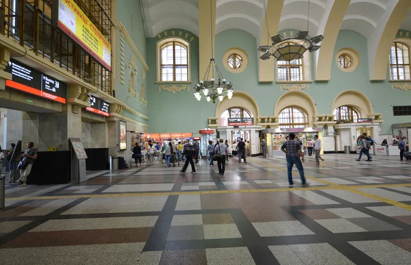 Москва, Російська Федерація - 17.06.2015. Інтер'єр залізничного вокзалу Kazansky. Побудований в 1862 році. — стокове фото