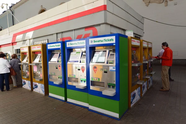 MOSCOW, RÚSSIA - 17.06.2015. O interior da estação ferroviária Kazansky. terminal para comprar bilhetes de comboio — Fotografia de Stock