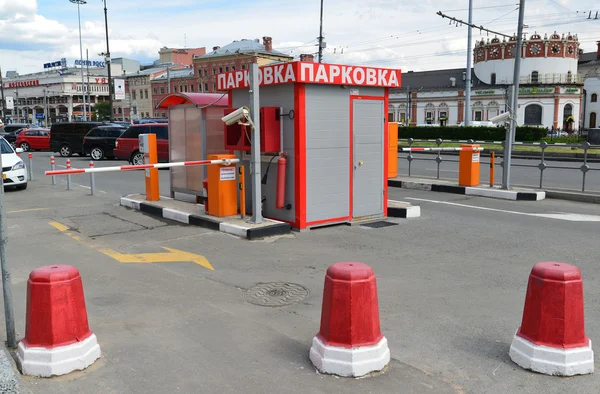 MOSCÚ, RUSIA - 17.06.2015. Aparcamiento gratuito cerca de la estación de tren de Kazansky — Foto de Stock