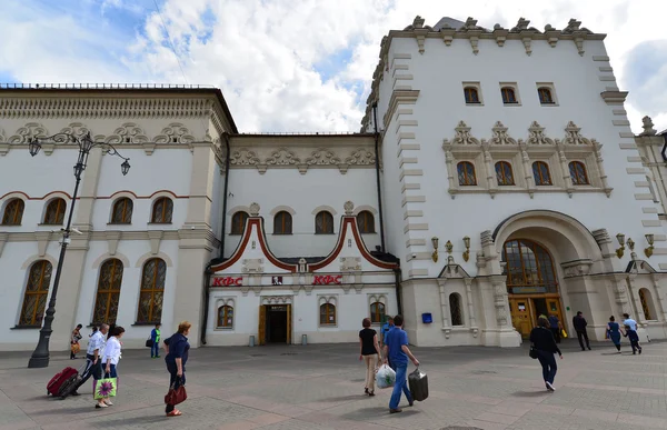 Moskva, Rusko - 17.06.2015. Americký obchod s kávou řetěz stravování Kfc na Kazaňského železniční stanice, který je postaven v roce 1862. — Stock fotografie