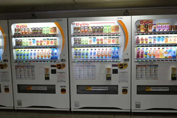 MOSCÚ, RUSIA - 17.06.2015. Máquinas expendedoras empresas japonesas DyDo para bebidas en un paso subterráneo —  Fotos de Stock