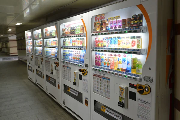 MOSCOW, RUSSIA - 17.06.2015. Vending machines Japanese companies DyDo for drinks in a underpass — Stock Photo, Image