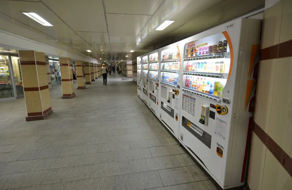MOSCÚ, RUSIA - 17.06.2015. Máquinas expendedoras empresas japonesas DyDo para bebidas en un paso subterráneo —  Fotos de Stock