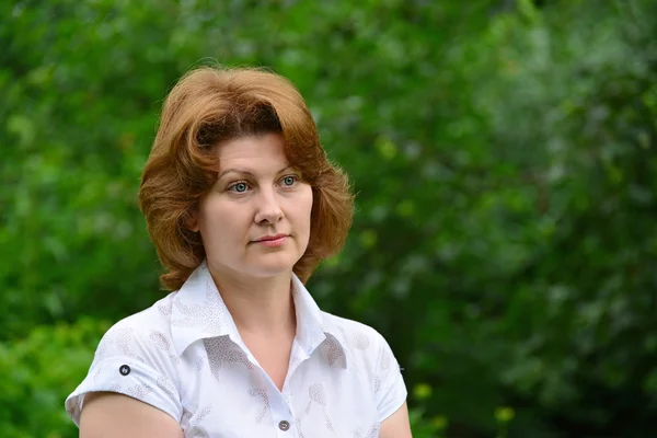 Portrait of woman on  nature in the summer — Stock Photo, Image