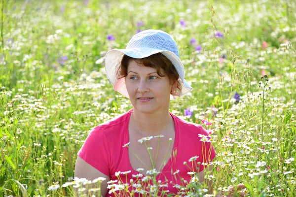 Woman on a meadow with daisies — Stock Photo, Image