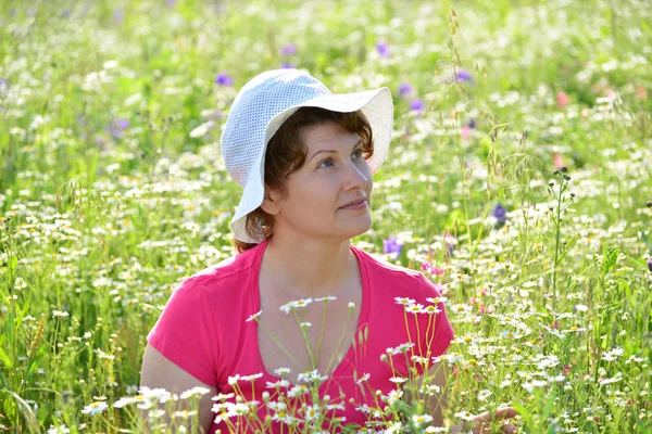 Woman on a meadow with daisies — Stock Photo, Image