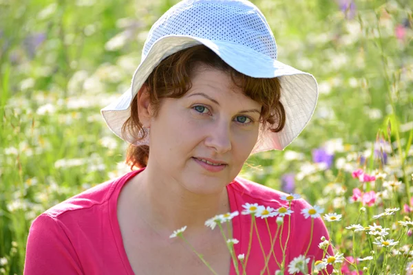 Mulher em um prado com margaridas — Fotografia de Stock