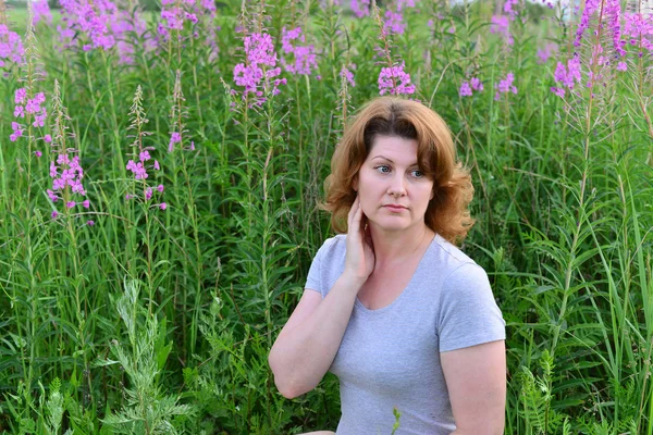 Frauenporträt bei Weidenkraut auf dem Feld — Stockfoto