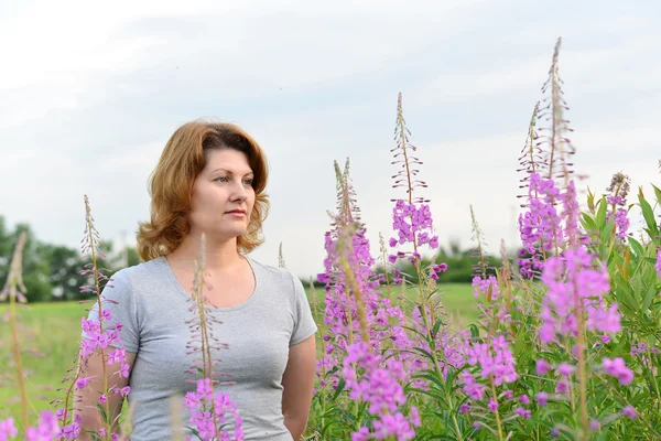Ritratto di donna vicino all'erba di salice nel campo — Foto Stock